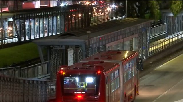 Estaciones dañadas, aglomeraciones y temor: un recorrido nocturno en Transmilenio