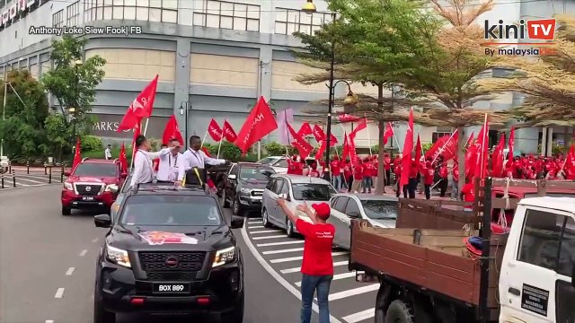 8.00am: Anthony Loke tiba di pusat penamaan calon diiringi penyokong