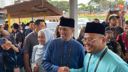 8.45am: Amirudin tiba di Gombak dengan laungan 'Reformasi' dari penyokong
