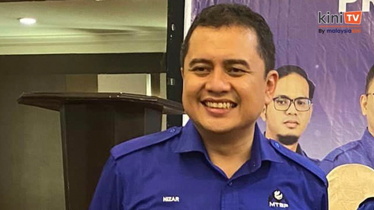 9.00am: Calon BN Pekan, anak Najib berarak sambil berselawat