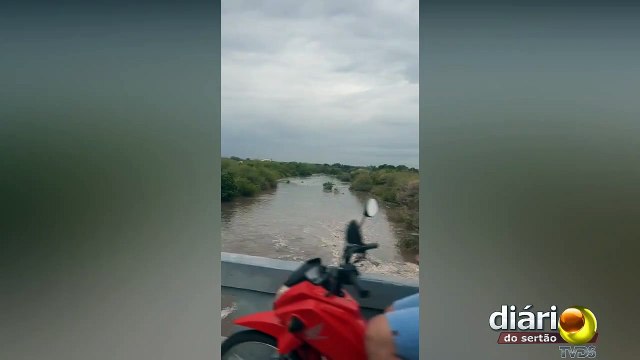 Rios no Sertão são banhados por chuvas e açude não suporta força da água no Vale do Piancó