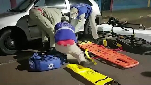Motociclista sofre fratura no fêmur em forte colisão contra Megane, no bairro Guarujá