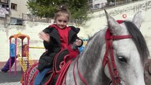 Anaokulu öğrencilerine hayvan sevgisini atlarla aşıladılar