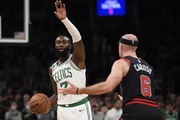 NBA - Jaylen Brown détruit Vucevic sur un énorme poster !