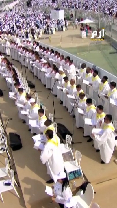 البابا فرنسيس يترأس قداسا بحضور جماهيري حاشد