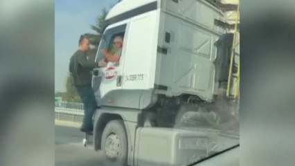 Çekmeköy'de kamyon basamağında yol verme tartışması