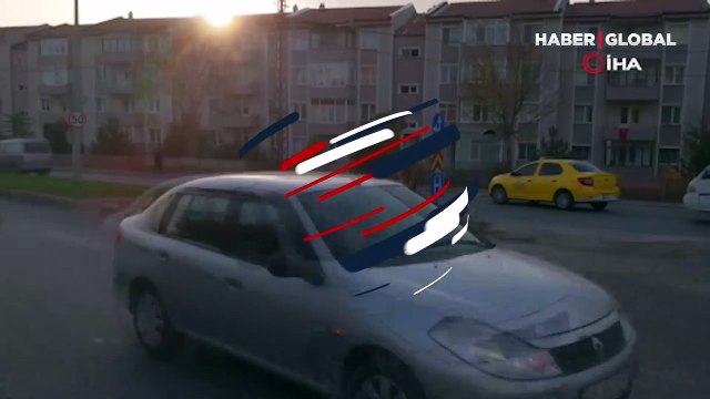 Sürücülere zor anlar yaşattılar! Başıboş atlar trafiği tehlikeye sokuyor
