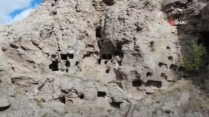 Taş devrinden kalan mağara apartman samanlık oldu