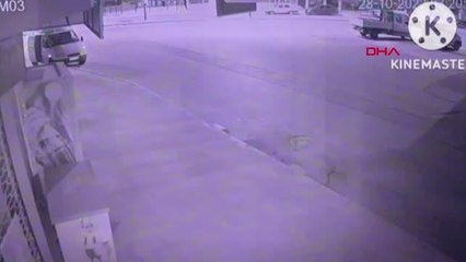 TIR'DAN MİNİBÜSÜNE AKARYAKIT ÇALARKEN YAKALANDI