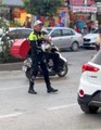 Kadın sürücünün ağlayan bebeğini trafik polisi sakinleştirdi