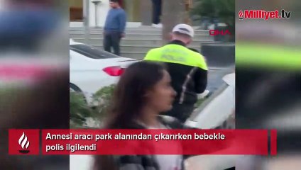 Annesi aracı park alanından çıkarırken bebekle polis ilgilendi