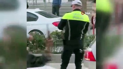 Park ettiği aracı çıkaramayan sürücünün ağlayan bebeğini trafik polisi avuttu
