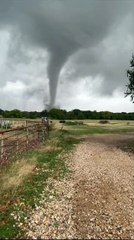 Un videoaficionado graba un impresionante tornado en el norte de Texas