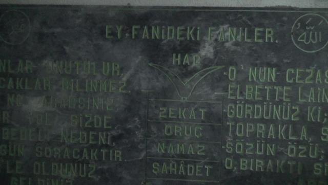 Kadirlili Halk Şairi, Ölmeden Mezarını Yaptırdı; Elektrik ve Temizlik Masrafları İçin Otomatik Kapı Sistemi ve Sadaka Kutusu Koydu