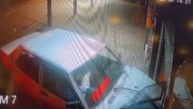 Mersin’de otomobilin iş yerine daldığı kaza kamerada