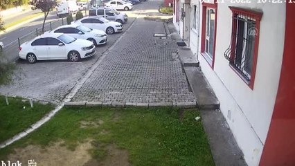 Virajı alamayan otomobil park halindeki 5 araca çarparak durabildi