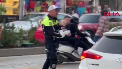 Annesi aracı park alanından çıkarırken bebekle polis ilgilendi