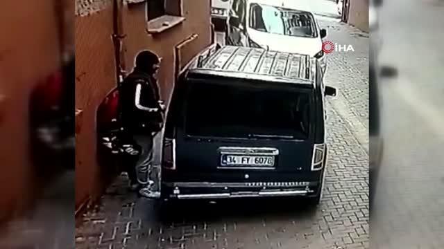 Hırsızın rahatlığı pes dedirtti: Binadan sepet salan kadına aldırış etmeden aracı çaldı