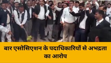 हरदोई: एसपी ऑफिस के गेट पर वकीलों ने चलाया शहर कोतवाल का पुतला, निलंबन की मांग