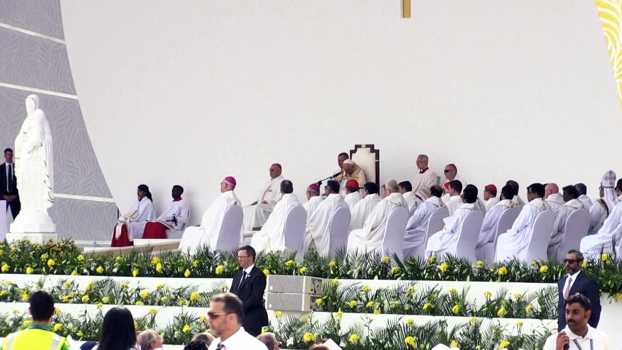 Papst feiert mit 30.000 Gläubigen Messe in Bahrain