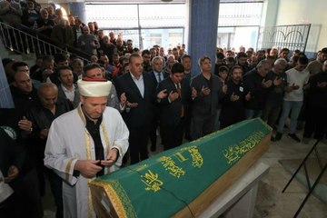 İZMİR DEPREMİNDE BALKONDAN ATLAYAN EFE, TOPRAĞA VERİLDİ -EK