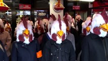 100 militants L214 déguisés en poulets occupent un Burger King à Paris