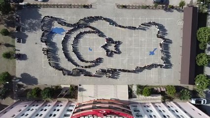 Öğrencilerden "TOGG" yazısı ve "Ay Yıldız" koreografisi