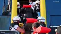 Italien blockiert Rettungsschiffe, Kinder und Schwangere dürfen an Land