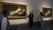 Dos activistas se pegan a los marcos de los cuadros de 'Las Majas' de Goya en el Museo del Prado