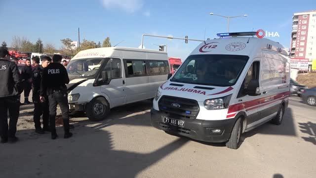 Yolcu minibüsü ile pikabın çarpıştığı kaza anı kamerada