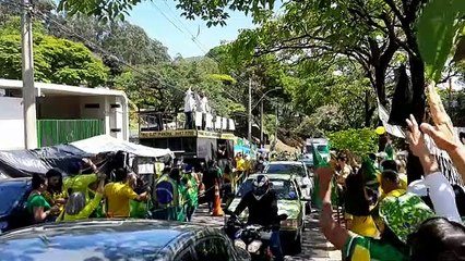 Bolsonaristas cantam pedido de intervenção das forças armadas na Av. Raja Gabaglia, em BH
