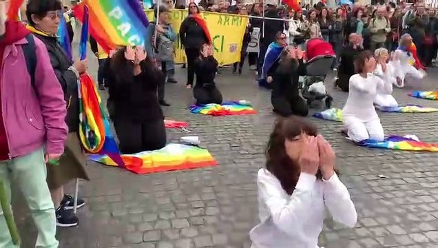 Manifestazione pace Roma, flash mob con musica di Fiorella Mannoia - Video
