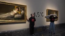 Dos ecologistas se pegan con pegamento a los marcos de las Majas de Goya en el Prado