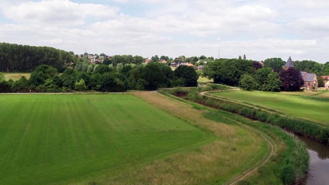 Dos activistas se pegan a los marcos de 'Las Majas' de Goya en el Museo del Prado