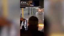 Maltempo: bus in strada allagata a Napoli, video virale