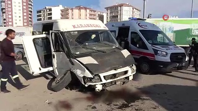 Yolcu minibüsü ile pikabın çarpıştığı kaza kamerada: 4 yaralı