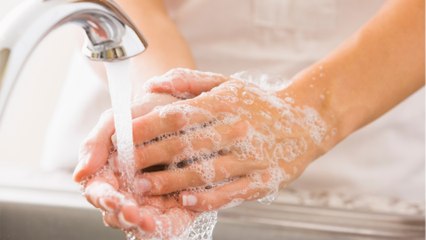 Hände waschen mit kaltem Wasser