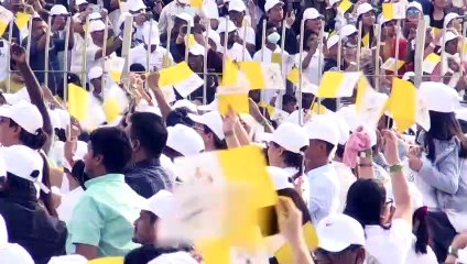 مؤمنون يستقبلون البابا فرنسيس بالتصفيق والدموع في البحرين: "حلم تحقّق"