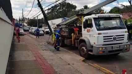 Copel realiza substituição de poste destruído na Av. Carlos Gomes