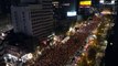 Vigília pelas vítimas da tragédia da Noite das Bruxas enche as ruas de Seul