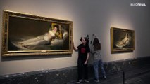 España | Dos activistas se pegan a La maja desnuda y a La maja vestida de Goya
