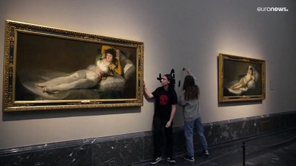 España | Dos activistas se pegan a La maja desnuda y a La maja vestida de Goya