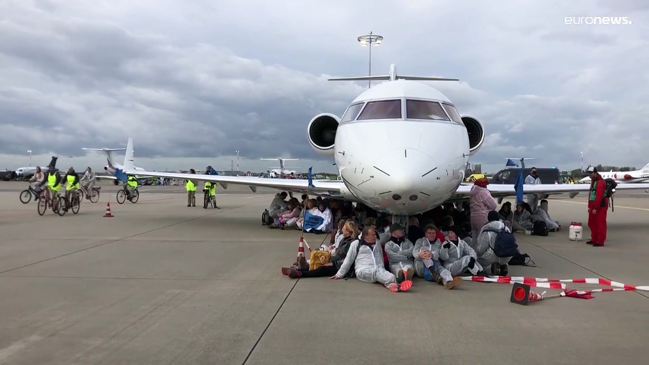 Flughafen Schiphol: 500 Klimaaktivisten blockieren Privatjets