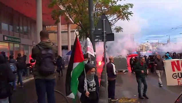 Napoli, scagliati fumogeni e vernice rossa contro la sede di una banca durante il corte Insorgiamo