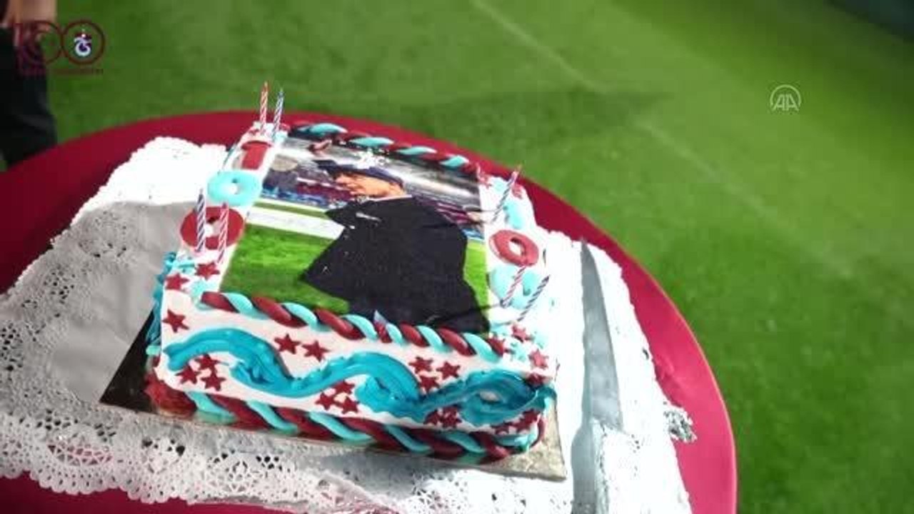 Trabzonspor teknik direktörü Abdullah Avcı'ya 100. maç sürprizi