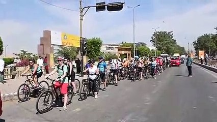 سائحون يشاركون فى رحلات "تنشيط السياحة" بالدراجات على كورنيش مدينة أسوان