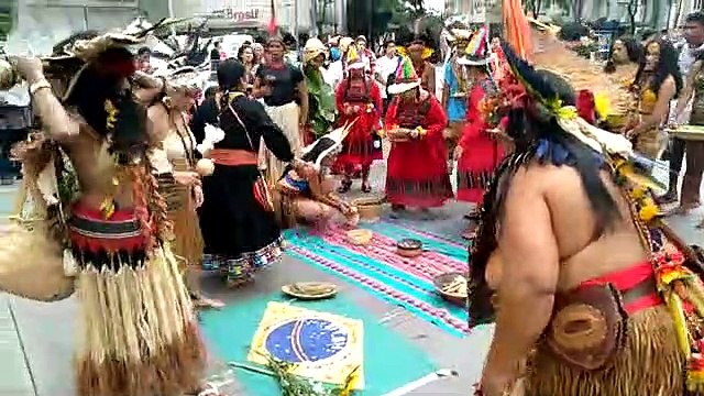 Representantes de várias tribos indígenas se reúnem na Praça 7