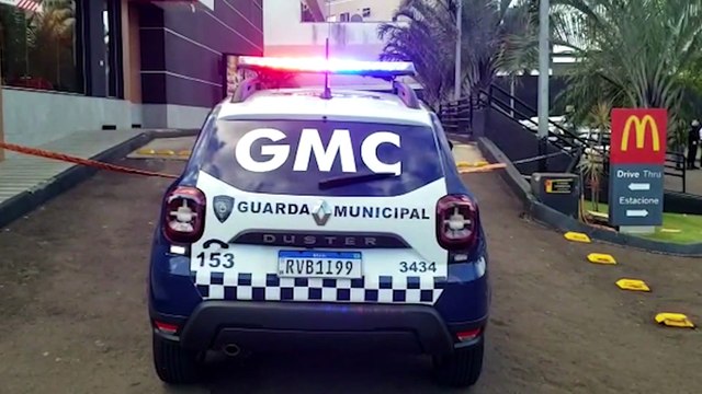 Mulher é alvo de tentativa de homicídio, tem carro baleado e pede socorro no McDonald's