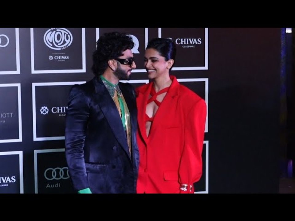 Ranveer Singh Looks Romantically Into Deepika Padukone's EYES At GQ Awards 2022 Red Carpet