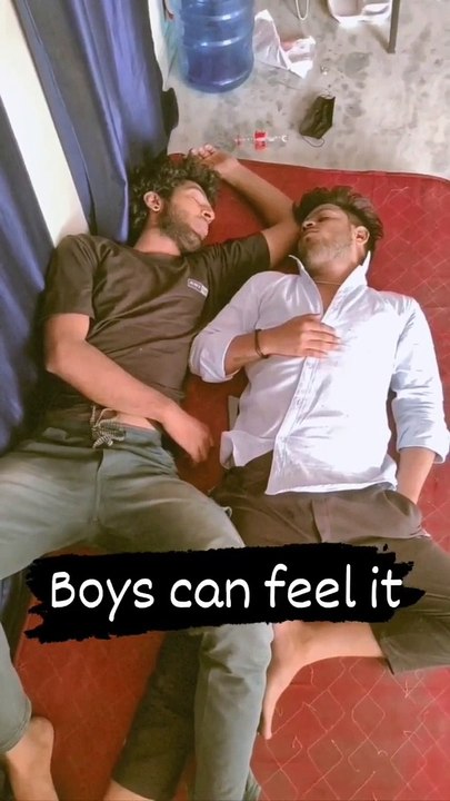 एक हि बेड़ पर दो दोस्त ।।भाई सोने दे यार ।। Too  Friend Sleep On The Bed So funny sleep on too boys